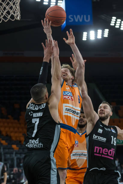 梅西特别金色签名款F50鞋将于夏季发布，引领2026世界杯潮流（梅西专属金色签名F50今夏发布，领衔2026世界杯新风尚）